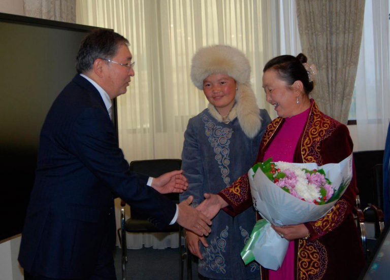 Eagle huntress to study English