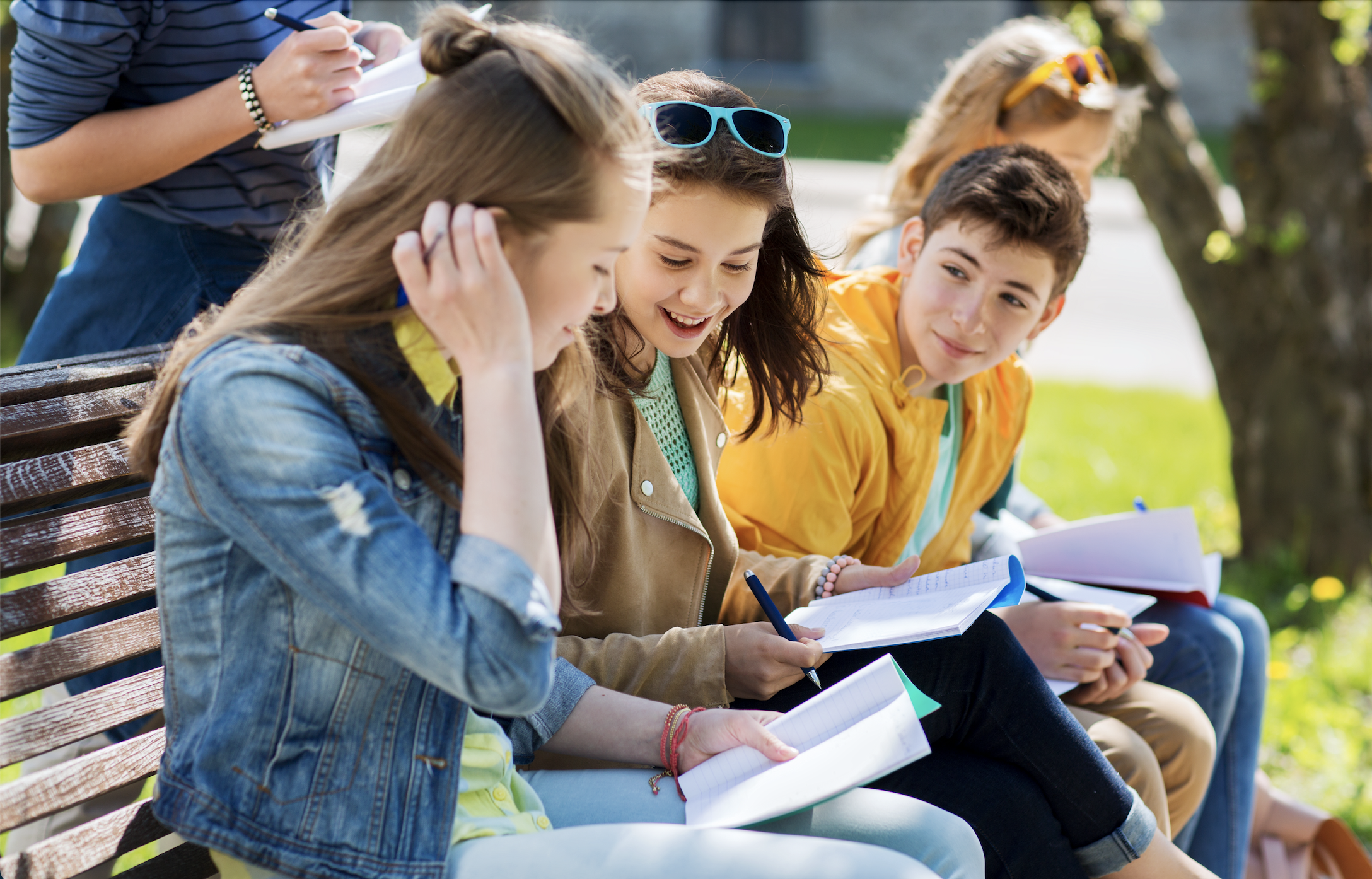 She a good student. Подросток со сверстниками. Подростковый Возраст. Счастливые школьники. Школьники подростки.